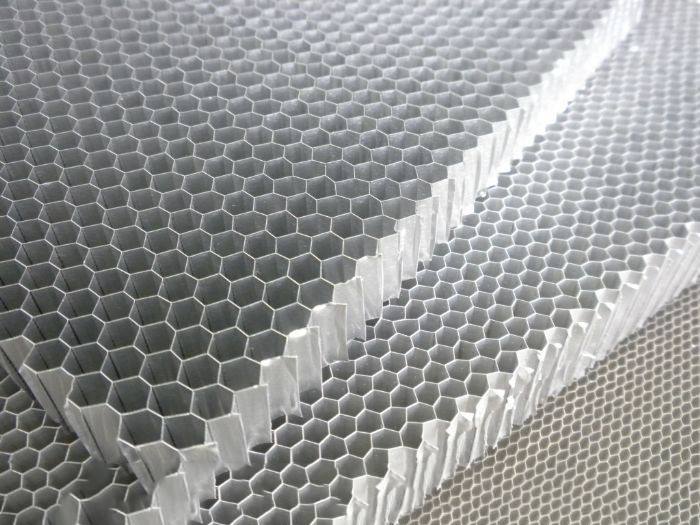 鋁蜂窩板復(fù)合材料的優(yōu)點(diǎn)體現(xiàn)在哪幾個(gè)方面？